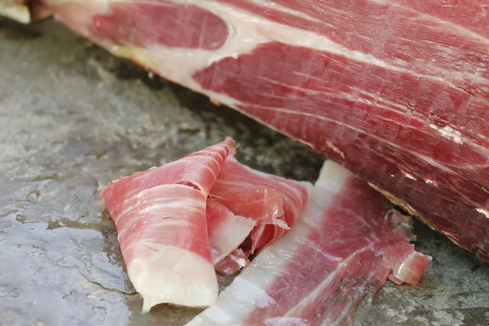Jambon ibérique entamé et tranches coupées au couteau